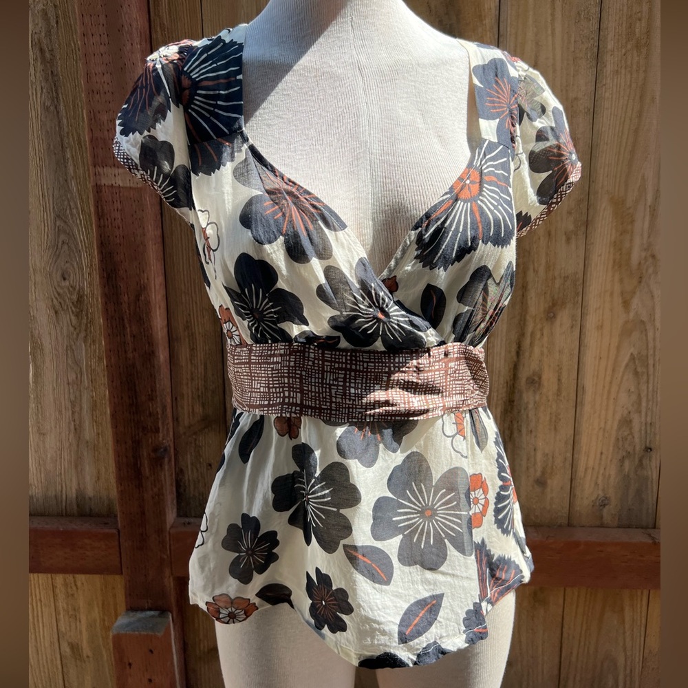 Fun, feminine, floral v-neck blouse. Size 8.